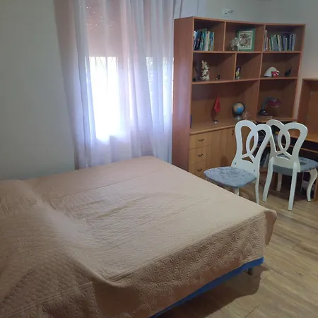 Peaceful Home, Garden&garage בית אירוח Vlorë