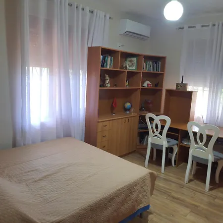 Peaceful Home, Garden&garage בית אירוח Vlorë