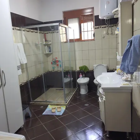 בית אירוח Peaceful Home, Garden&garage Vlorë