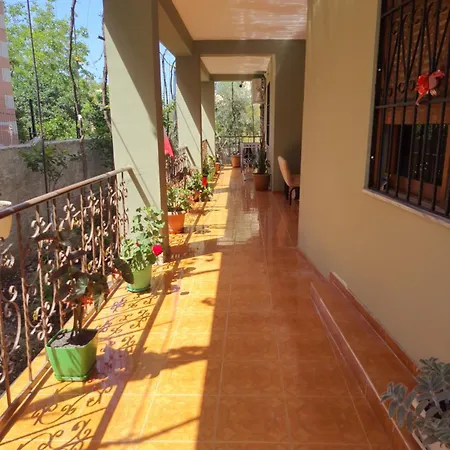 בית אירוח Peaceful Home, Garden&garage