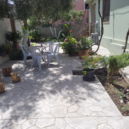 Peaceful Home, Garden&garage * Vlorë